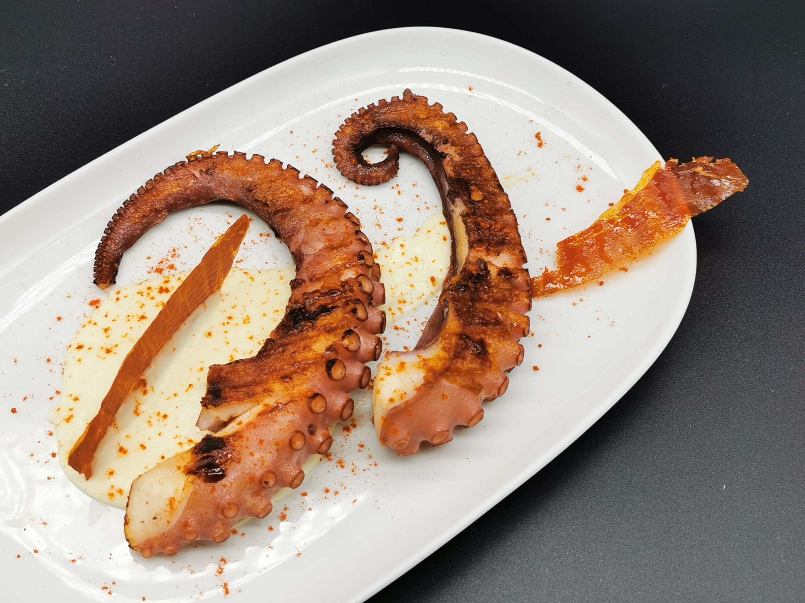 Pulpo a la parrilla con parmentier de jamón plato Emplatado de Pulpo a la parrilla con parmentier de jamón de Teruel DOP