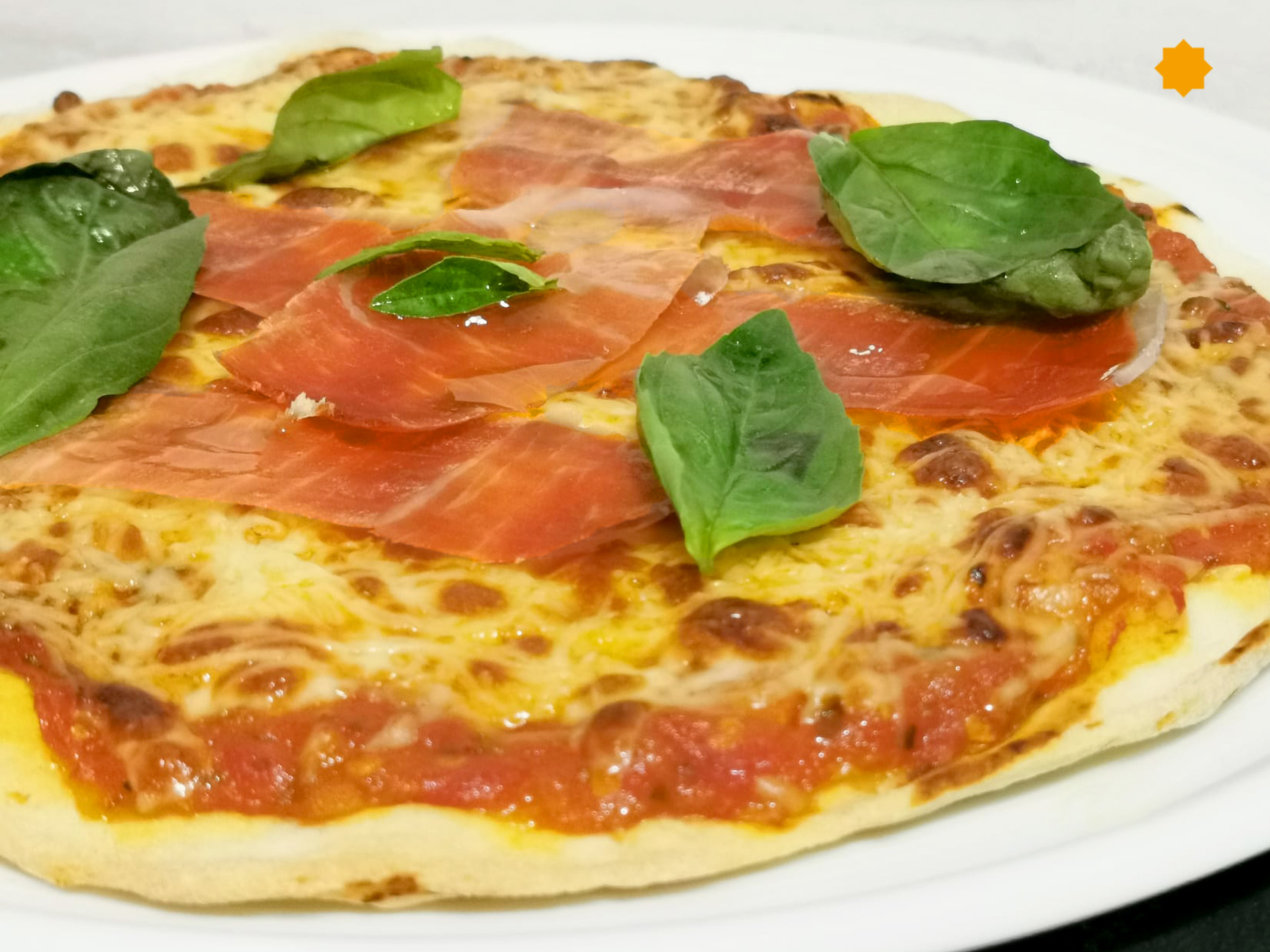Pizza de jamon serrano albahaca