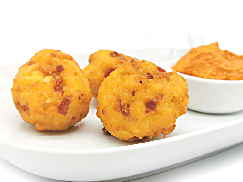 Buñuelos-de-jamón-muhammara Buñuelos-de-jamón-muhammara
