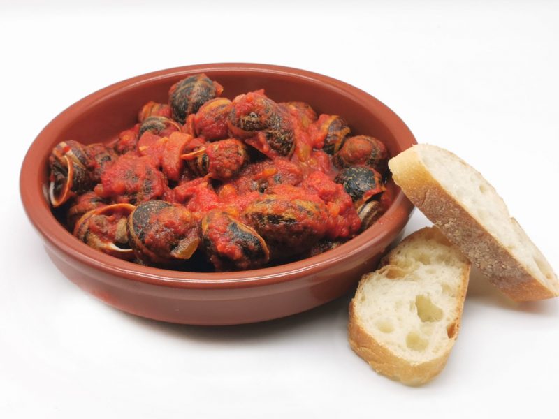 Caracoles-con-tomate,-chorizo-y-jamón-Texto Plato de caracoles con tomate, chorizo y jamón.