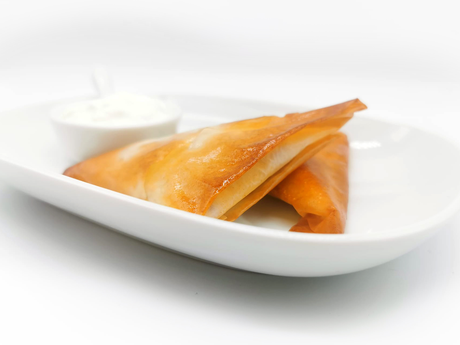 Samosas-de-jamón,-puerro-y-gambas-con-tzatzikiSamosas-de-jamón,-puerro-y-gambas-con-tzatziki
