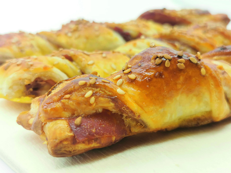 Lacitos de hojaldre con jamón y parmesano