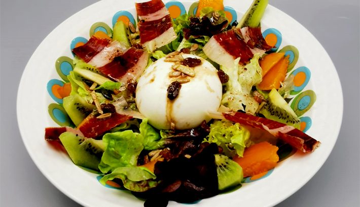 Ensalada de burrata, kiwi, albaricoque y jamón