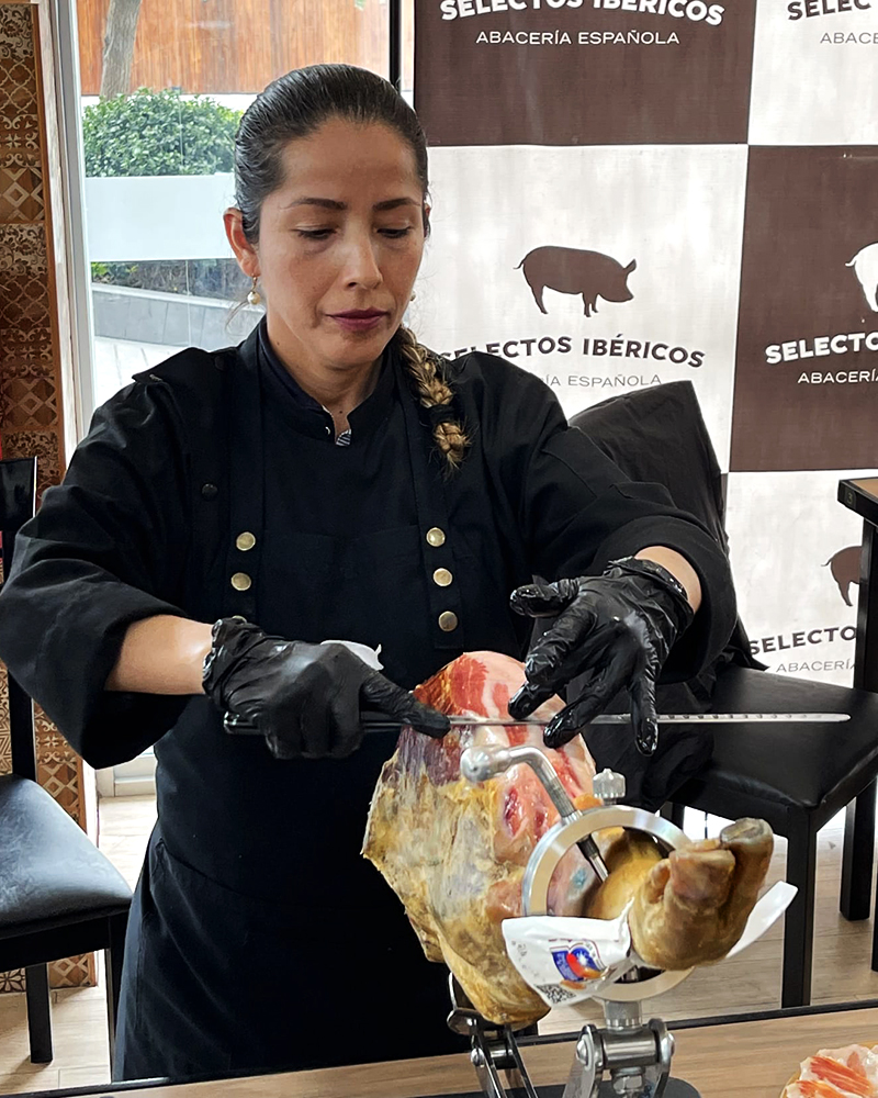 Anita,-cortadora-de-jamón-en-Perú Anita,-cortadora-de-jamón-en-Perú