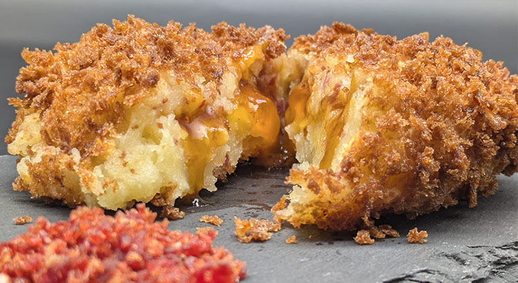 Korokkes de yema curada en soja y tierra de jamón